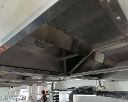 Cleaning filters in the school kitchenv